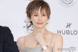 米倉涼子、大胆スリットから美脚全開 50歳は節目の年「努力と挑戦はし続けていきたい」