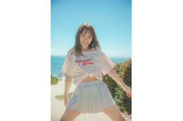 川栄李奈、ほっそりお腹チラリの眩しい笑顔SHOT！夏のオーストラリア・メルボルンで魅力が弾ける