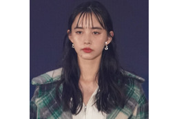井桁弘恵、紫陽花とパシャリ！爽やか笑顔SHOTに「写真集のワンカットみたい」「めっちゃ可愛い！」の声