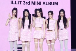 ILLIT、最新曲は“猫の伸びダンス”に注目 魔法少女コンセプトで伝えたいメッセージとは【「‘bomb’」メディアショーケース】