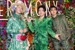 ミセス、植物モチーフ衣装で主催イベントに華やか登場 藤澤涼架はロングドレス＆赤リンゴのバッグ【Mrs. GREEN APPLE presents「CEREMONY」】