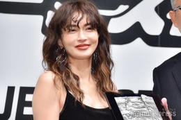 長谷川京子、ミニ丈×ルーズソックスで美脚輝く「さすがの着こなし」「スタイル良すぎ」の声
