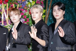 ATEEZ、グリーンカーペットに全員黒スーツで圧巻オーラ ファンの歓声にも応える【Mrs. GREEN APPLE presents「CEREMONY」】
