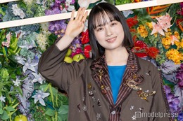 シンガー・TOMOO、個性派ジャケットスタイルで唯一無二の存在感 ミセス主催イベント出演【Mrs. GREEN APPLE presents「CEREMONY」】