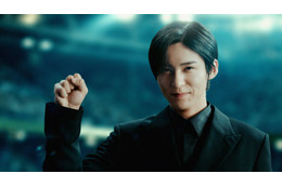 Snow Man目黒蓮、スーツ姿で華麗なシュート披露 多彩な表情で現場魅了した新CM公開