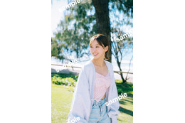 日向坂46富田鈴花、ブルーの水着姿で大人な表情 YouTube生配信特典ポスター解禁