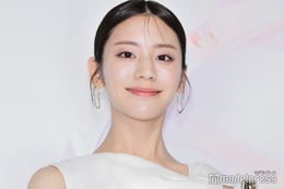 貴島明日香、シャツはだけさせ美肩チラリ「よるさんぽ」ショットに「綺麗すぎる」「ラフでドキッとした」と反響