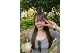 YouTuberになに、“OL風”ミニスカコーデで美脚スラリ「スタイル抜群」「色白で綺麗」と絶賛の声