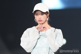 おさき、ジャイアンツユニフォームから美脚披露 弟・今井暖大との2ショットに「スタイル抜群」「可愛い」の声