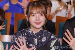 鬼頭明里、ノースリーブでスラリ二の腕披露「爽やか」「サングラスも似合ってる」の声 画像