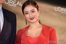 谷まりあ、美脚輝くゴルフウェア姿「眩しい」「オシャレな着こなし」の声