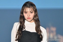 鈴木ゆうか、美背中披露のオフショルコーデ ユニバショットに「可愛すぎる」「カチューシャと合ってる」の声