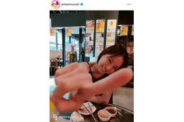 鈴木亜美、友人が撮影した自然体な笑顔SHOTに「めっちゃ可愛い」「楽しそうですね」の声