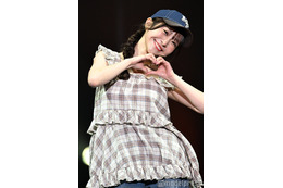 かとゆり、結婚発表後初ランウェイ ハートポーズで幸せオーラ放つ【オキコレ2025】 画像
