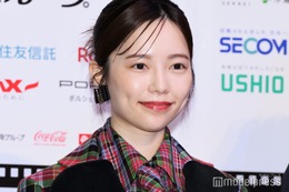 島崎遥香、色白素肌輝くノースリーブショットに反響「おしゃれ」「大人っぽい」