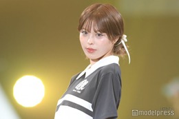 おさき、大胆に開いた変形水着で美ボディ披露「スタイル良すぎ」「着こなせるのがすごい」