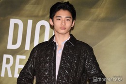 冨永愛の息子・章胤、初ミラノランウェイで圧巻美脚披露「スタイル抜群」「着こなせるのがすごい」と反響
