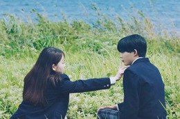 山田杏奈、なにわ男子・長尾謙杜と接近 映画「恋に至る病」“唇に触れる”場面写真解禁