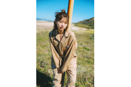 日向坂46富田鈴花、ビンテージライクでクールに決める 写真集先行カット第5弾解禁