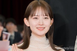 畑芽育、タンクトップギャル姿の「クレしん」ひまわり役ビジュアルが話題「再現度高い」「可愛すぎ」 画像