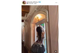 鈴木愛理、ほっそり美背中を披露！肌見せドレスSHOTにファンうっとり「美しさ全開」「色っぽい」