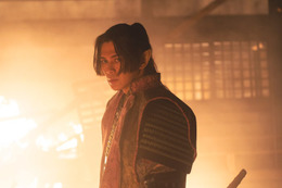 吉沢亮、堤真一に膝枕・眞栄田郷敦は炎の中で苦悩の表情 映画「バババ」独占場面写真解禁