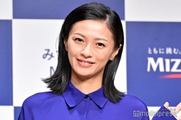 榮倉奈々、へそ出しシャツコーデ披露「綺麗」「さすがのスタイル」と反響