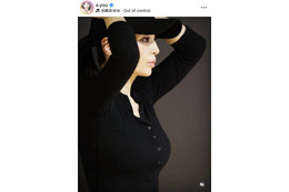 「凛々しい眼差し」浜崎あゆみ、美しい横顔のリハSHOTに反響「カッコよすぎる」 画像