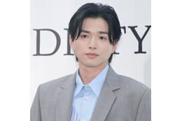 白洲迅、オフ感あふれる寝癖の笑顔SHOTに「これは可愛い」「そんな姿が大好き」の声 画像