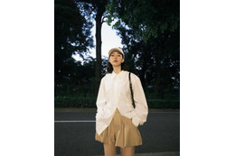 「足綺麗」のん、ほっそり美脚のミニ丈私服コーデに反響「スタイル抜群」「異次元のオシャレ」