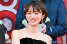 満島ひかり、美脚スラリの個性派衣装姿「さすがの着こなし」「憧れのスタイル」の声