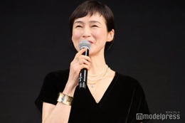 安田成美、自作の付け襟でリメイクコーデ披露「すごく器用」「真似したい」の声 画像