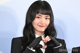 櫻坂46山崎天、スリットから美脚チラリ LA満喫ショットに「眩しい」「私服センス良すぎ」の声
