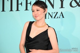 菊地凛子、最近輝いた瞬間は子育て中の一コマ 胸元ざっくりドレスで圧巻スタイル披露【ティファニー銀座 オープニングイベント】