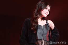 元AKB48込山榛香、バスローブから美バストチラリ「セクシー」「破壊力すごい」の声