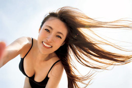 深田恭子、多幸感溢れる表紙解禁 最新写真集で魅惑的なヘルシーボディ披露【AO】 画像