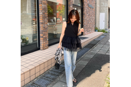 白×黒×デニムの黄金比。甘すぎない大人のフレンチシックな着こなし術