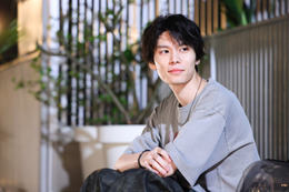 萩原利久、“陽キャ”動物看護師役の反響実感 深田恭子との関係は「少しずつ動き始める」【初恋DOGs】 画像