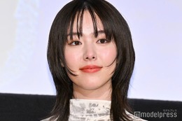 唐田えりか、膝上ミニ丈で美脚披露 韓国街中ショットに反響続々 画像