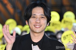 二宮和也ら“全長88m”イエローカーペットで異変探しに挑戦 ファンサービスで観客沸かす【８番出口】