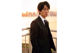 SUPER EIGHT横山裕、スーツ姿で“シゴデキ上司”熱演 ソロプロジェクト秘話・メンバーへの思い明かす 画像