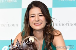 スザンヌ、水着姿でプール満喫「綺麗」「お腹引き締まってる」