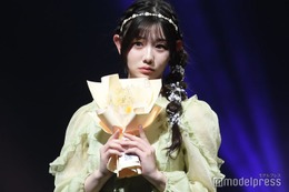 「今日好き」秋山みづき、膝上ミニスカから美脚スラリ「透明感えぐい」「スタイル抜群」
