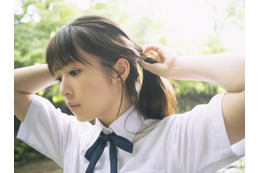 乃木坂46小川彩、爽やかな制服姿にドキッ！自然豊かな古民家＆緑の中の清流を舞台にあふれる透明感