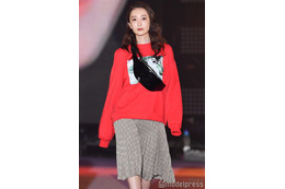 白洲迅の妻・竹内渉、息子との2ショット公開「娘のムチムチおてて」も写り込み