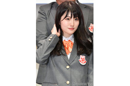 “可愛すぎる新喜劇女優”小寺真理、ミニスカポリス姿で美脚披露 ファンから絶賛の声
