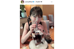 芹那、美脚ちら見せ 太もも穴開きワンピ姿に反響「セクシー」「似合うのすごい」