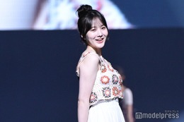 本田紗来、へそ出し×眼鏡コーデに視線集中「印象変わる」「大人っぽい」 画像
