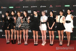 TWICE、全員でカットアウトデニム着こなす「ロラパルーザ」ショットに「そこが切れてるんだ」「攻めてる」