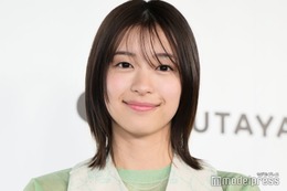 鳴海唯、大胆スリットからのぞく脚線美「雑誌の表紙みたい」「アーティスティック」の声 画像
